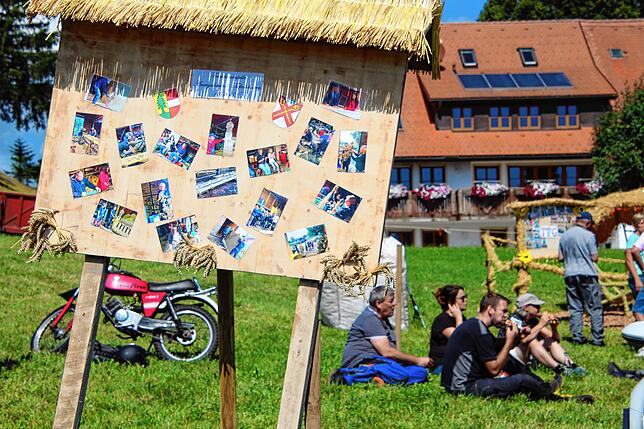 Bild 21: Aufbauarbeiten zum 11. Höchenschwander Strohskulpturen-Wettbewerb mit Bauernmarkt in Höchenschwand