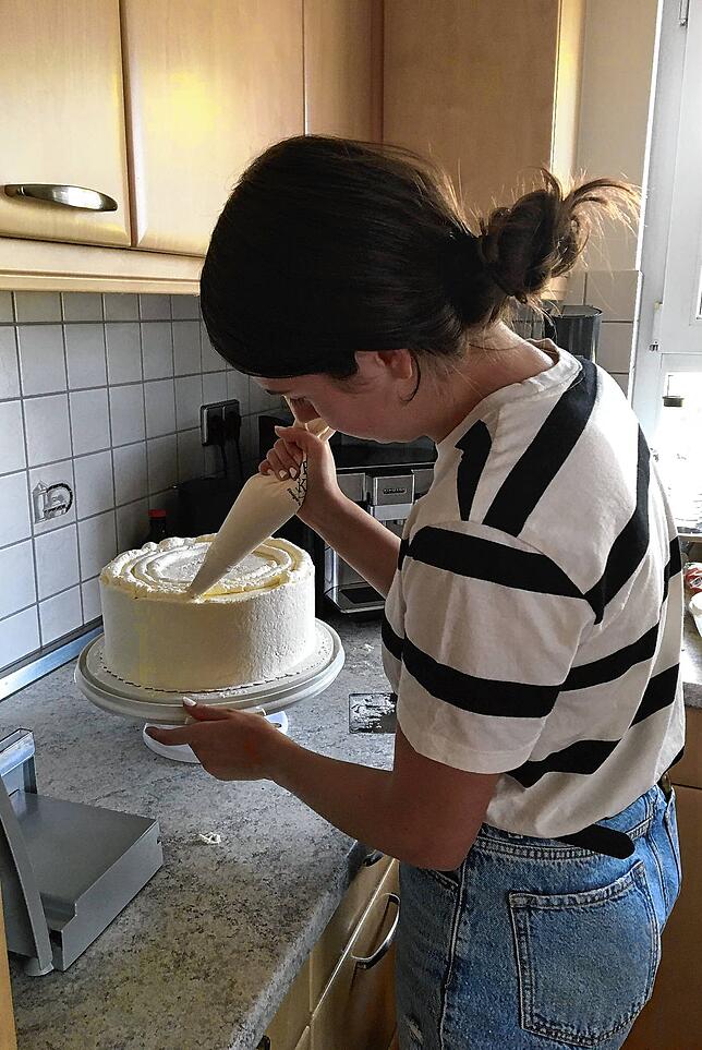 Eine Torte muss nicht nur schmecken, sondern auch ansprechend aussehen, sagt Nina Reichle. Die 17-Jährige liebt es, Torten zu schichten, ...