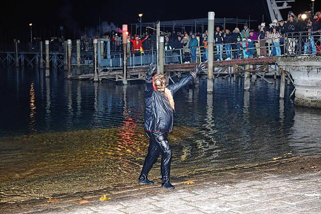 Bild 1: Dem Wasser entstiegen &ndash; Seegeister starten in die Fasnacht. Alle Foto gibt es hier