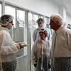 Markus Wieland (von links) erklärt die Produktion des Wirkstoffs für den Dengue-Impfstoff. Landrat Zeno Danner, ...