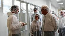 Markus Wieland (von links) erklärt die Produktion des Wirkstoffs für den Dengue-Impfstoff. Landrat Zeno Danner, ...