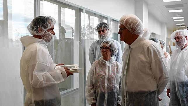 Markus Wieland (von links) erklärt die Produktion des Wirkstoffs für den Dengue-Impfstoff. Landrat Zeno Danner, ...