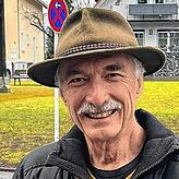 Oswald Burger ist Historiker und ehemaliger Kommunalpolitiker und Deutschlehrer. Er erzählt die Geschichten hinter den Stolpersteinen.