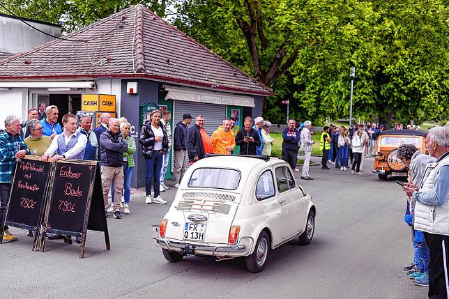 Bild 18: Oldtimerparade in Friedrichshafen lockt zahlreiche Zuschauer – exklusive Bilder!