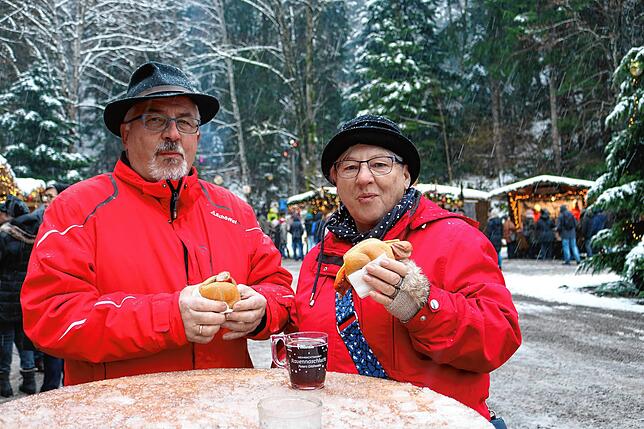 Bild 20: Besucheransturm auf dem Weihnachtsmarkt in der Ravennaschlucht