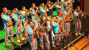 Bild : Mitreißende Guggenmusik bestimmte das 20- jährigen Jubiläum der „Brändbach Hupä“ in Bräunlingen.