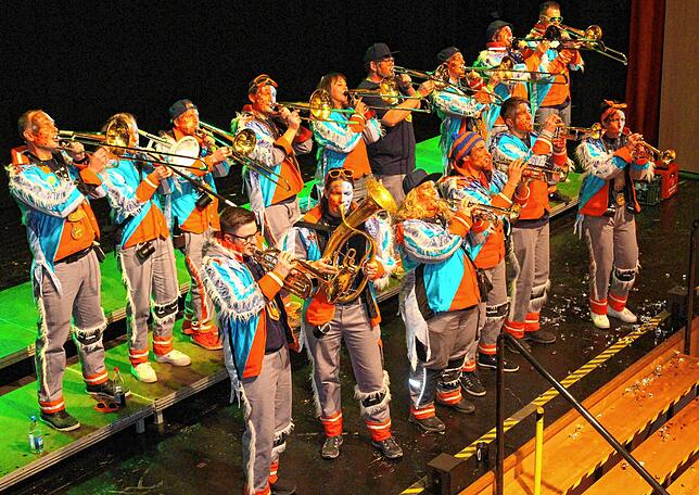 Bild 1: Mitreißende Guggenmusik bestimmte das 20- jährigen Jubiläum der „Brändbach Hupä“ in Bräunlingen.