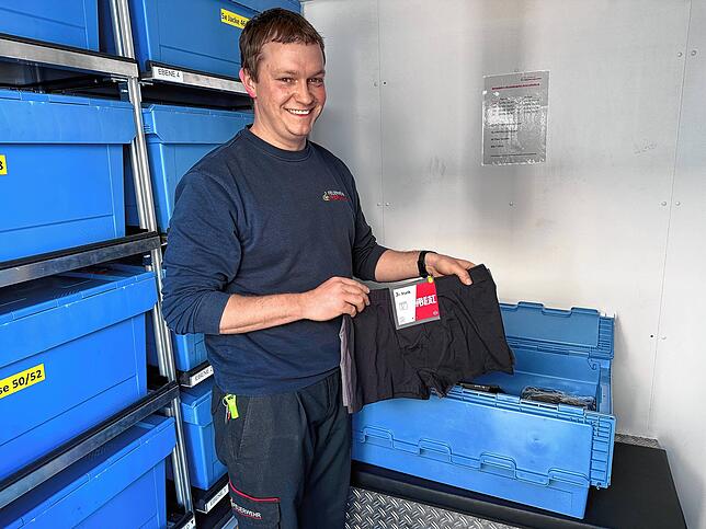 Sogar Unterhosen oder Socken gehören zu den Wechselklamotten, die in der kleinen Kleiderkammer des Containers lagern. Feuerwehrleute ...