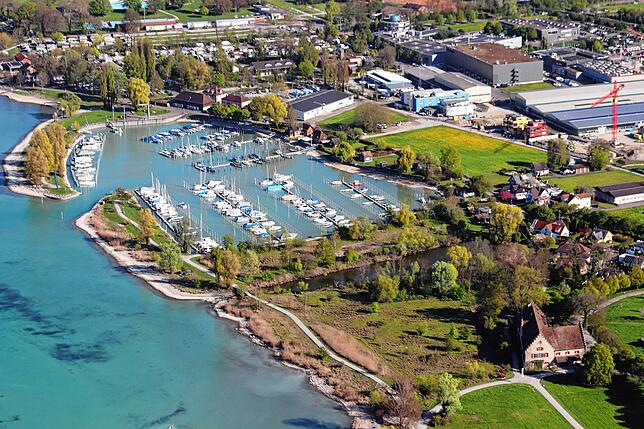 In der Schweiz ticken die Uhren zwar anders, doch auch hier, am Hafen in Kreuzlingen, kann man den geringen Wasserstand deutlich erkennen.