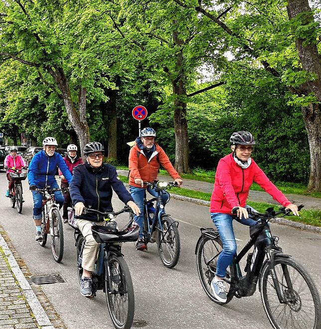 Eine gemeinsame Fahrt auf der neuen Fahrradstraße hinauf und hinunter zeigt einige sehr interessante Begegnungen mit Autofahrern und ...