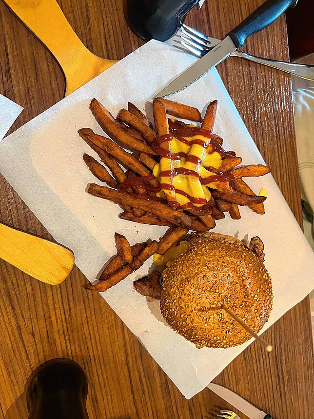 Für den normalen Chili-Cheeseburger mit Süßkartoffelpommes und Käsesauce zahlten wir 21,70 Euro. Auch hier war ein Getränk inklusive.