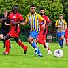 Francisco Macedo (rechts) und der FC Singen haben sich beim FC Bad Dürrheim (Almani Camara) souverän mit 3:1 durchgesetzt.