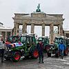 Gruppenbild vor dem Brandenburger Tor mit Traktoren vom Bodensee: (von links) Thomas Wielatt aus Salem-Weildorf, Martin Wielatt aus ...