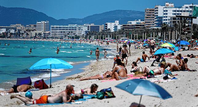 Am Strand von Arenal herrscht schon reger Betrieb: Mit Lufthansa wird Palma angeflogen.