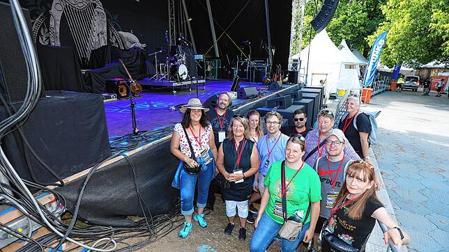 Die Backstage-Führung bei Flogging Molly auf dem Hohentwiel-Festival führte hautnah vor die Bühne (von links): Susanne Suchan, Markus ...