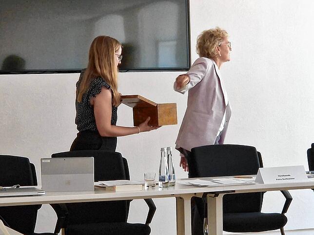 Nur nicht hinsehen: Julia Ritz (links) und Petra Dorfmeister nahmen den Losentscheid zu der wichtigen Frage, wessen Name oben auf dem ...