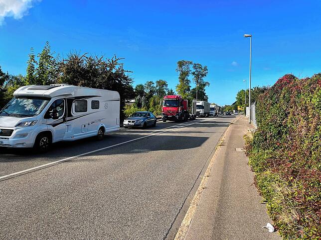 Auf der Bundesstraße staute sich der Verkehr in Richtung Waldshut etwa ab Höhe des Möbelmarktes Dogern.