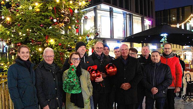 Sie alle werden zum Gelingen des Adventsprogrammes beitragen: Geschäftsführerin von Singen aktiv, Claudia Kessler-Franzen (3. von ...