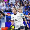 Kathrin Hendrich zieht Griedge Mbock am Haarzopf – Rot für Hendrich und Elfmeter.