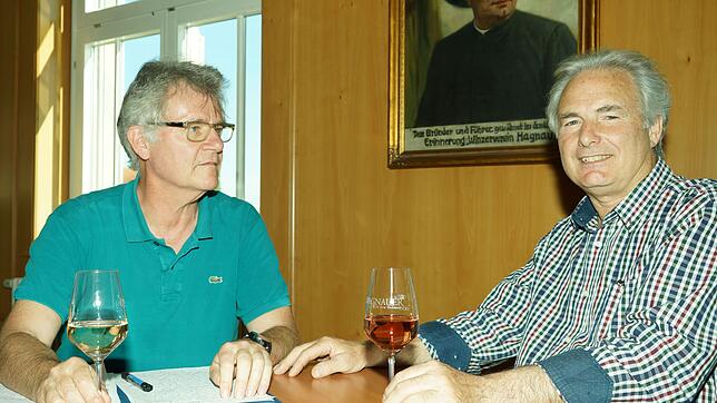 Karl Megerle (rechts, im Gespräch mit Uwe Petersen) fühlt sich dem Gründer des Winzervereins, Pfarrer Heinrich Hansjakob, verpflichtet.