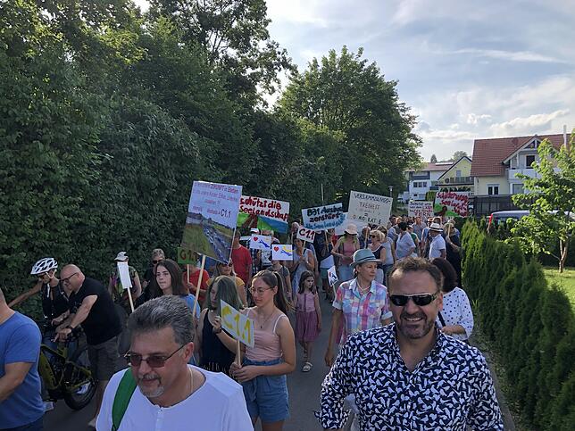 Nach kurzen Ansprachen vom Stettener Bürgermeister Daniel Heß und Sprecher der organisierenden Gruppe „teamB31“ Heiko ...