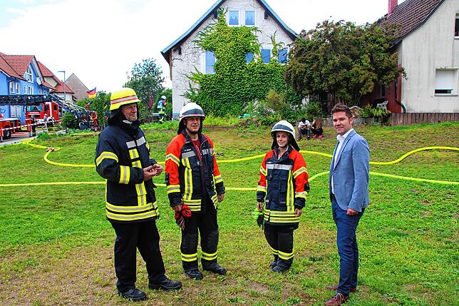 Sie sind froh, dass der Brand-Einsatz in Hilzingen erfolgreich verlief: (von links) Hans-Jürgen Oexl (stellvertretener ...