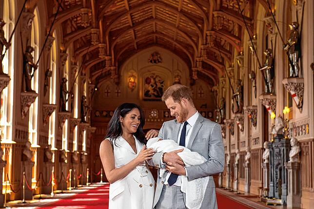Harry und Meghan posieren im Mai 2019 mit ihrem neugeborenen Baby Archie.