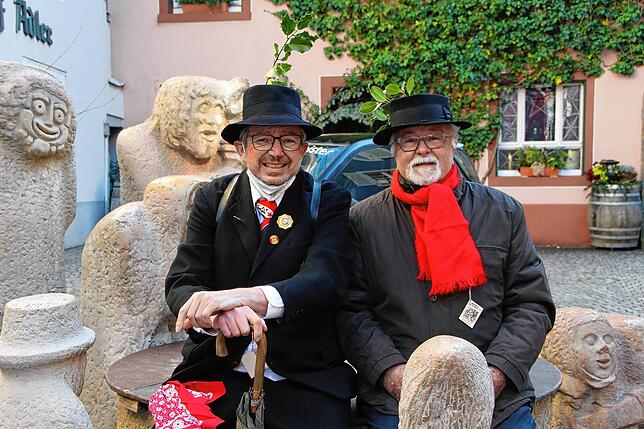 Hoher Besuch am Narrenbrunnen: Die beiden Wälder Wolfgang Butz und Gerhard Rohrer.