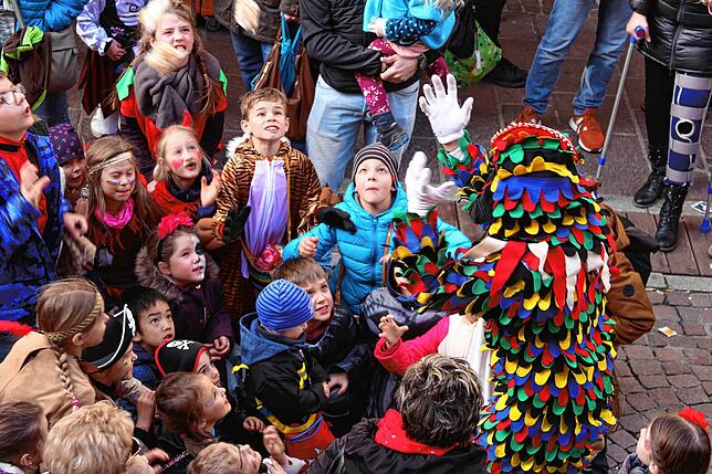 Umringt von Kindern verteilt dieser Surianer Süßigkeiten im Tiengener Städte. (Archivbild von 2018).