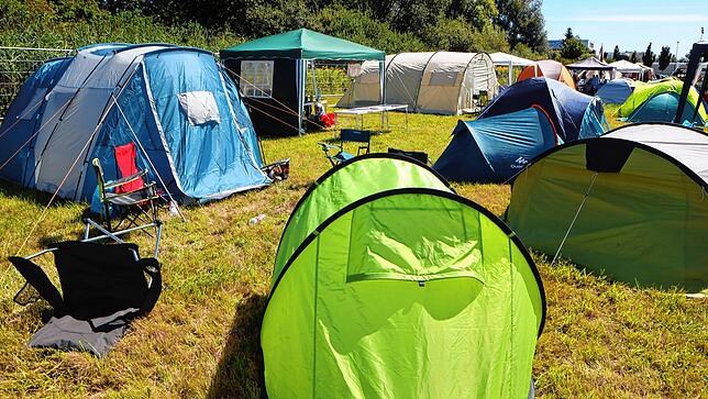 Bild 12: So sieht Vorfreude auf das Seenachtfest aus! Auf dem Konstanzer Flugplatz wird wieder gecampt