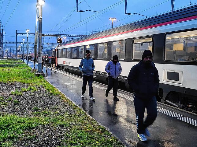 Illegal eingereiste Migranten verlassen auf Anweisung des Schweizer Zolls den Nachtzug aus Wien.