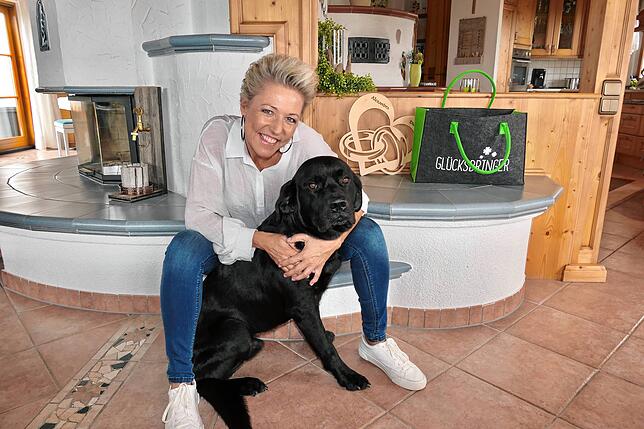 Alexandra Hofmann mit dem Labrador Lanny. Die Musikerin lebt in Meßkirch.