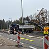 Der Asphalt wird abgetragen und gleich in einen bereitstehenden Lastwagen verfrachtet.