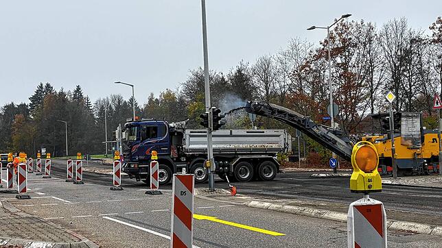 Der Asphalt wird abgetragen und gleich in einen bereitstehenden Lastwagen verfrachtet.
