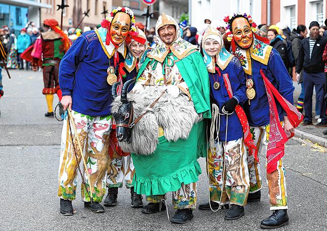 Bestgelaunte Akteure, hier von der Narrenzunft Bräunlingen, beim Umzug durch die Innenstadt.