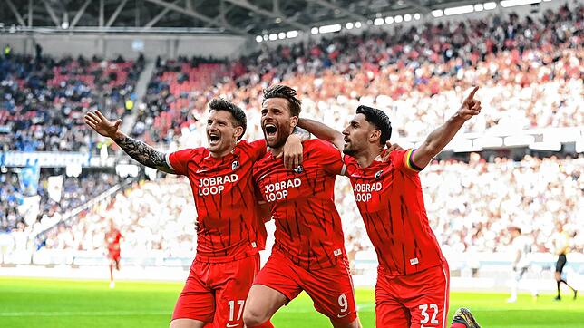 Freiburgs Lucas Höler (M) bejubelt mit Freiburgs Lukas Kübler (l) und Freiburgs Vincenzo Grifo sein Tor zum 3:2.