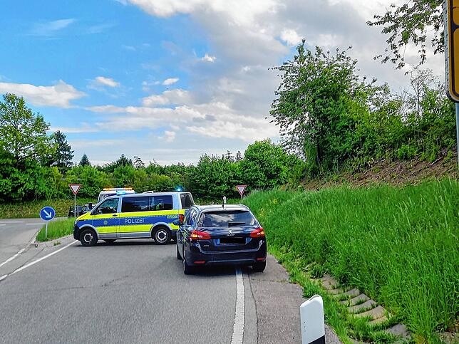 Die Polizei sperrt die Auffahrt auf die Bundesstraße 523 mit einem Kastenwagen ab. Hier haben sich zwei Verkehrsunfälle ereignet.