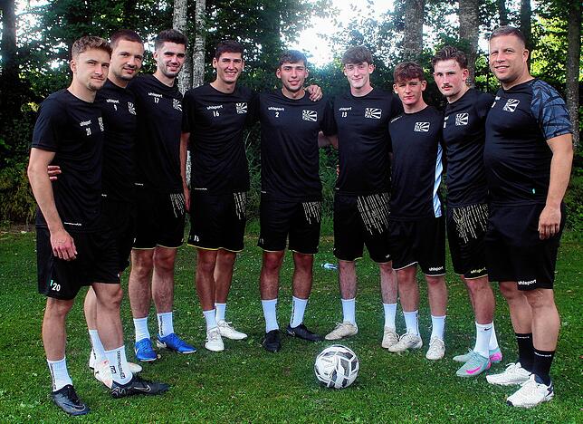 Die Neuzugänge im Villinger Oberliga-Team mit ihrem Cheftrainer (von links): Kevin Müller, Fabio Pfeifhofer, Kevin Hezel, Yannik Spät, ...