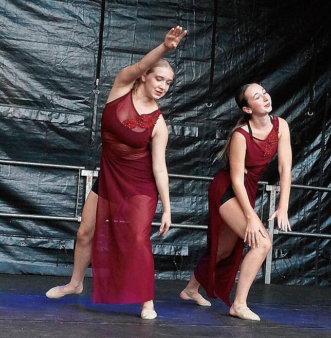 Zwei Tänzerinnen der Gruppe „Ambassadors in Leotards“ in Lauchringen bei der „Nacht der Kulturen“. Bild: Ursula Freudig