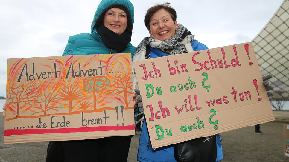 „Advent, Advent, die Erde brennt“ steht auf einem dieser beiden Plakate. In Radolfzell haben wieder viele Menschen gegen die ...