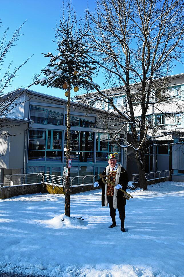 Bild 18: Bilder von der Machtübernahme in Stockach: Bürgermeister seilt den Rathausschlüssel ab