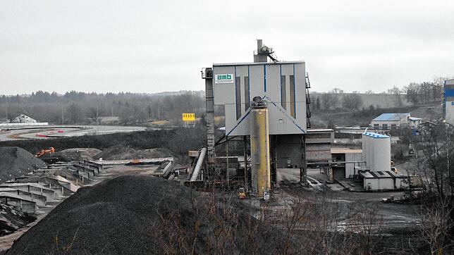 Die Asphaltmischanlage soll saniert werden, um die Kapazitäten zu erhöhen. Viele Bürger und der Gemeinderat sehen dies kritisch.
