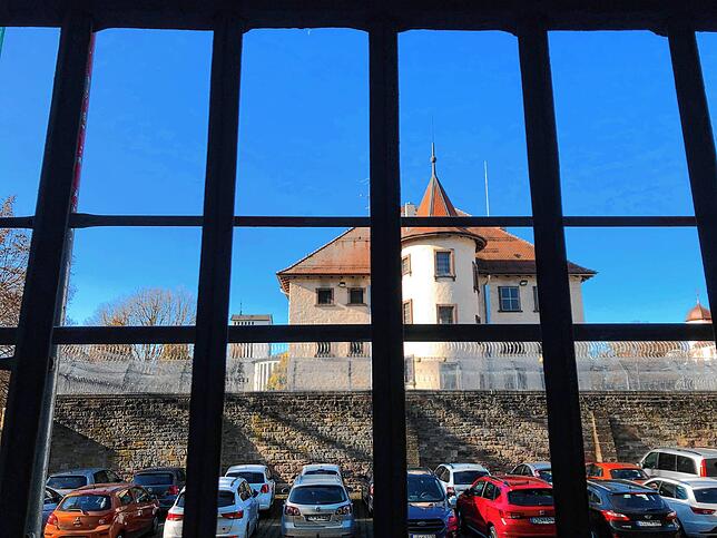 Die JVA Villingen, hier der Blick vom Amtsgerichtsgebäude aus dem November 2020 gegenüber auf das Gefängnis, ist in Landeshand. Anders ...