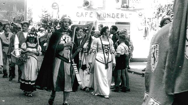 Der Darsteller des Minnesängers Walther von Klingen beim Festumzug.