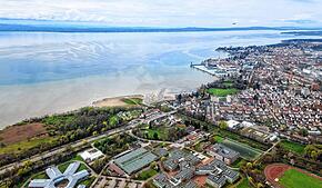 Der Bodensee fotografiert aus der Luft über Friedrichshafen (Archivbild).