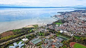 Der Bodensee fotografiert aus der Luft über Friedrichshafen (Archivbild).