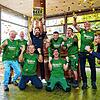 Die Freude ist groß: Brauerei-Chef Dieter Schmid (Mitte) feiert gemeinsam mit dem 1. Braumeister Steffen Müller (rechts) und dem ...