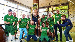 Die Freude ist groß: Brauerei-Chef Dieter Schmid (Mitte) feiert gemeinsam mit dem 1. Braumeister Steffen Müller (rechts) und dem ...