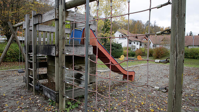 Der Spielplatz am Eschenweg mit den in die Jahre gekommenen Geräten soll aufgegeben werden. Dort sind Bauplätze geplant.