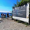 Entlang der Uferpromenade weist das Überlinger Rathaus mithilfe großer Banner darauf hin, welche Abstands- und Hygieneregeln für ...